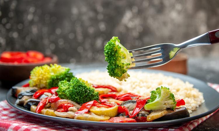 El doctor Luis Manso explica la nutricion terapeutica en el programa Marca España